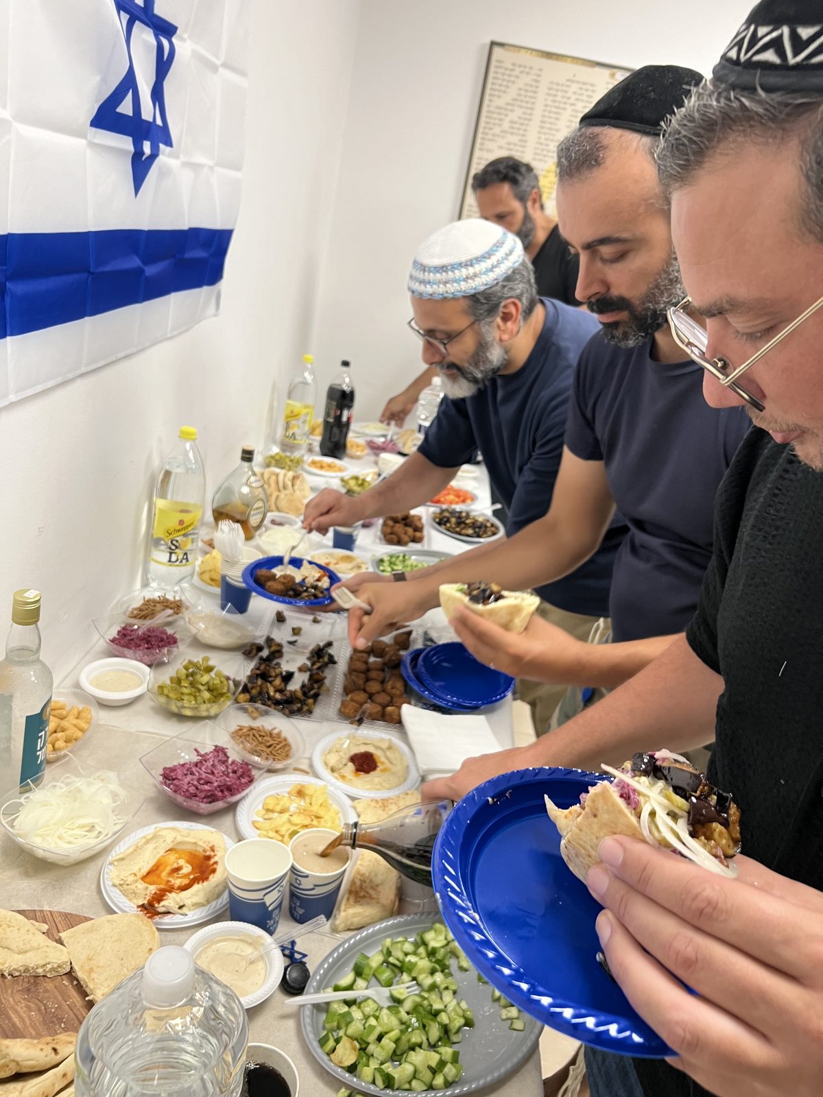 Le buffet israélien de la soirée d’accueil — houmous, falafels, pitot — sous le drapeau