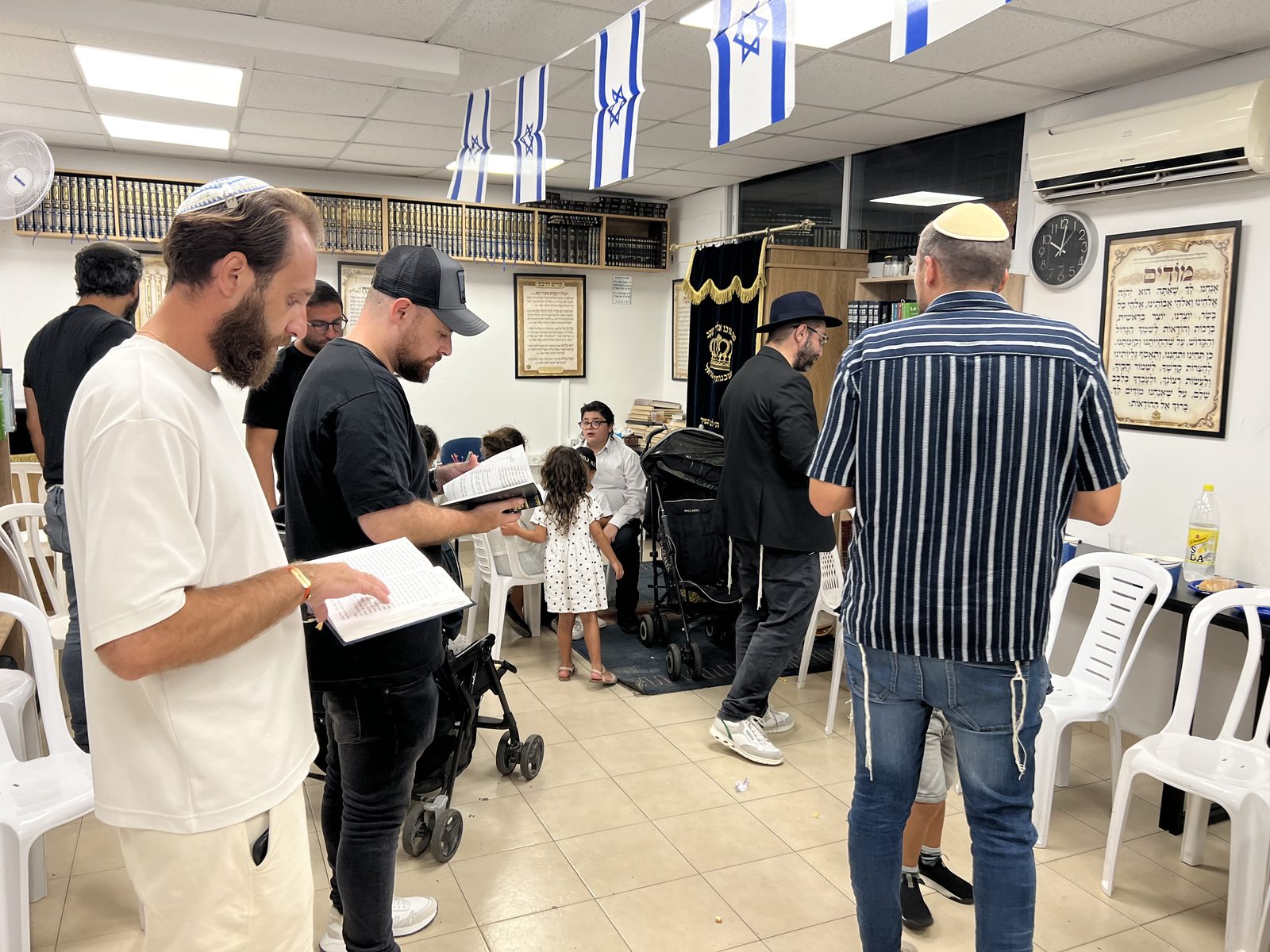 La salle en pleine soirée d’accueil des olim, sous les drapeaux israéliens