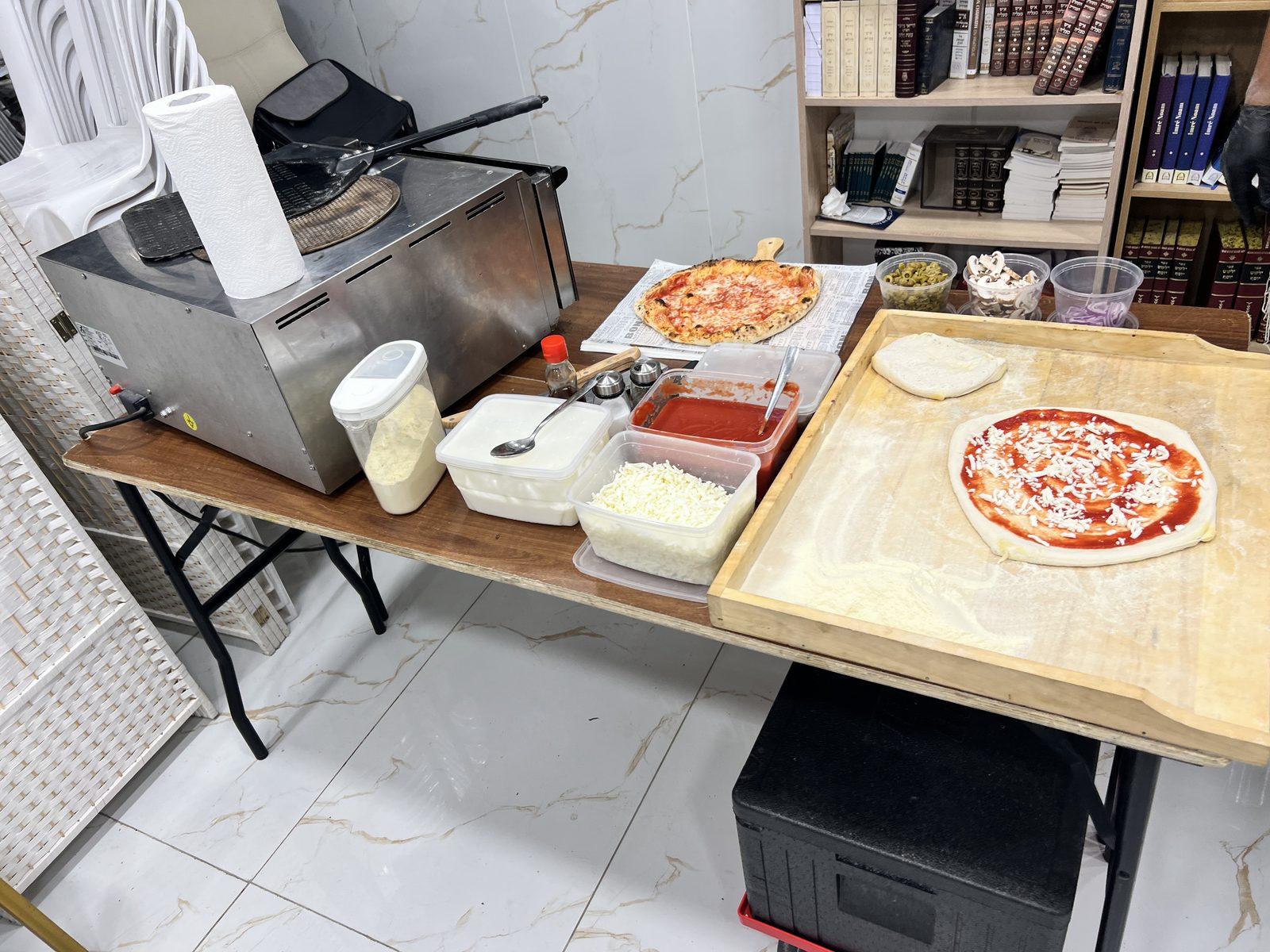 Atelier pizza maison lors d’une soirée festive Avot Oubanim : four, pâtons et garnitures