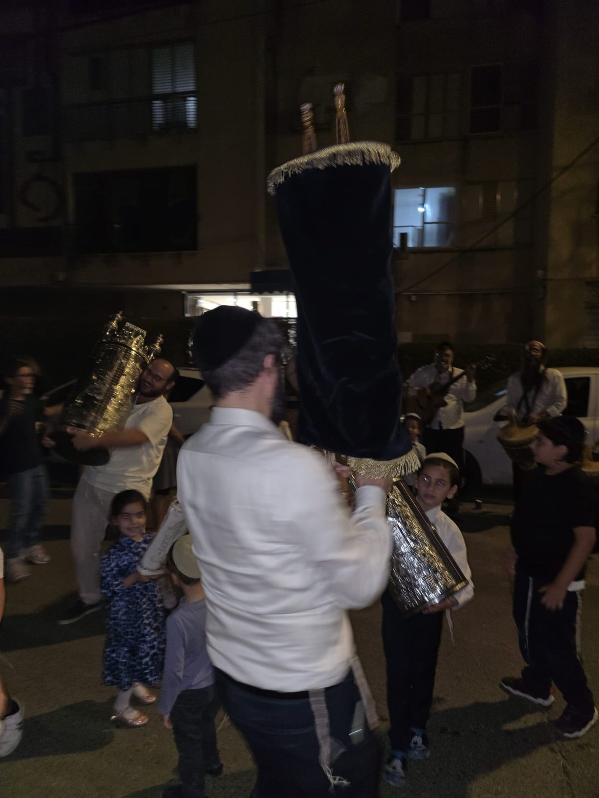 Sefer Torah brandi au milieu des enfants lors des Hakafot Chniyot