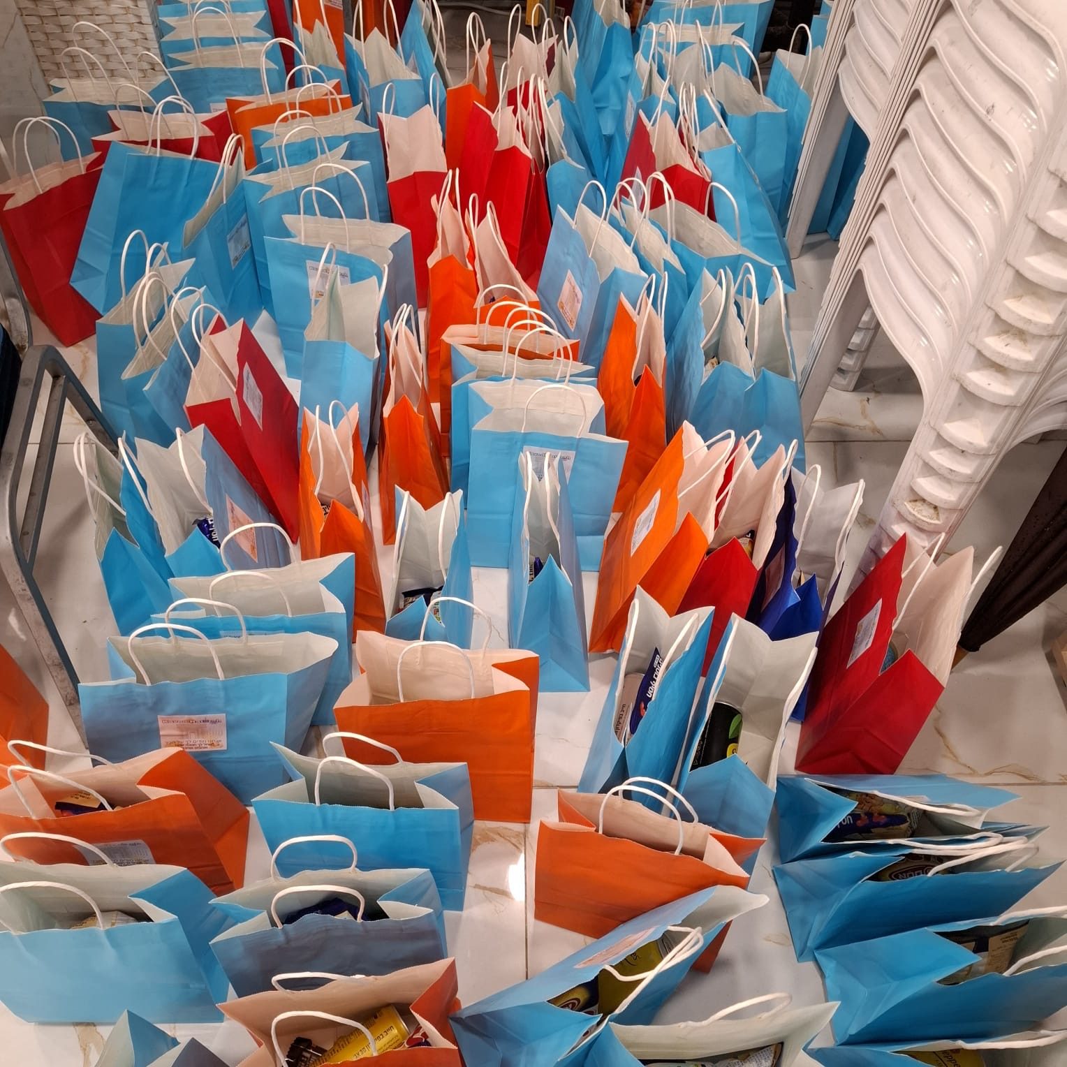 Mer de sacs cadeaux colorés remplis pour les Hayalims, prêts à partir