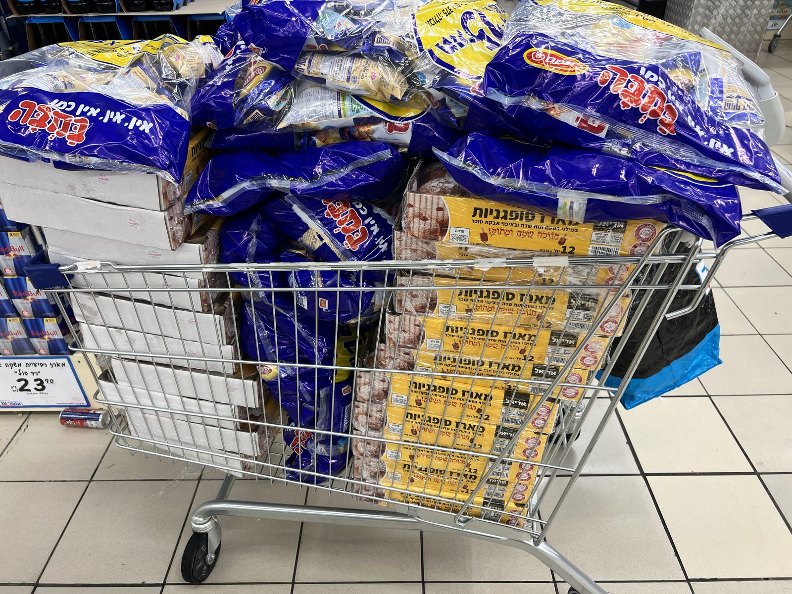 Caddie débordant de snacks et de boîtes de soufganiyot pour les colis des Hayalims