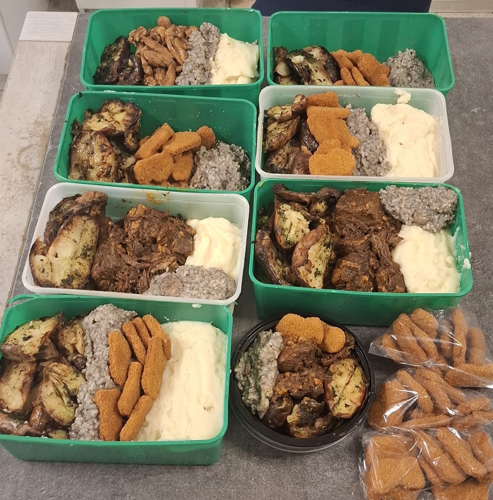 Barquettes de repas complets : viande mijotée, purée et accompagnements