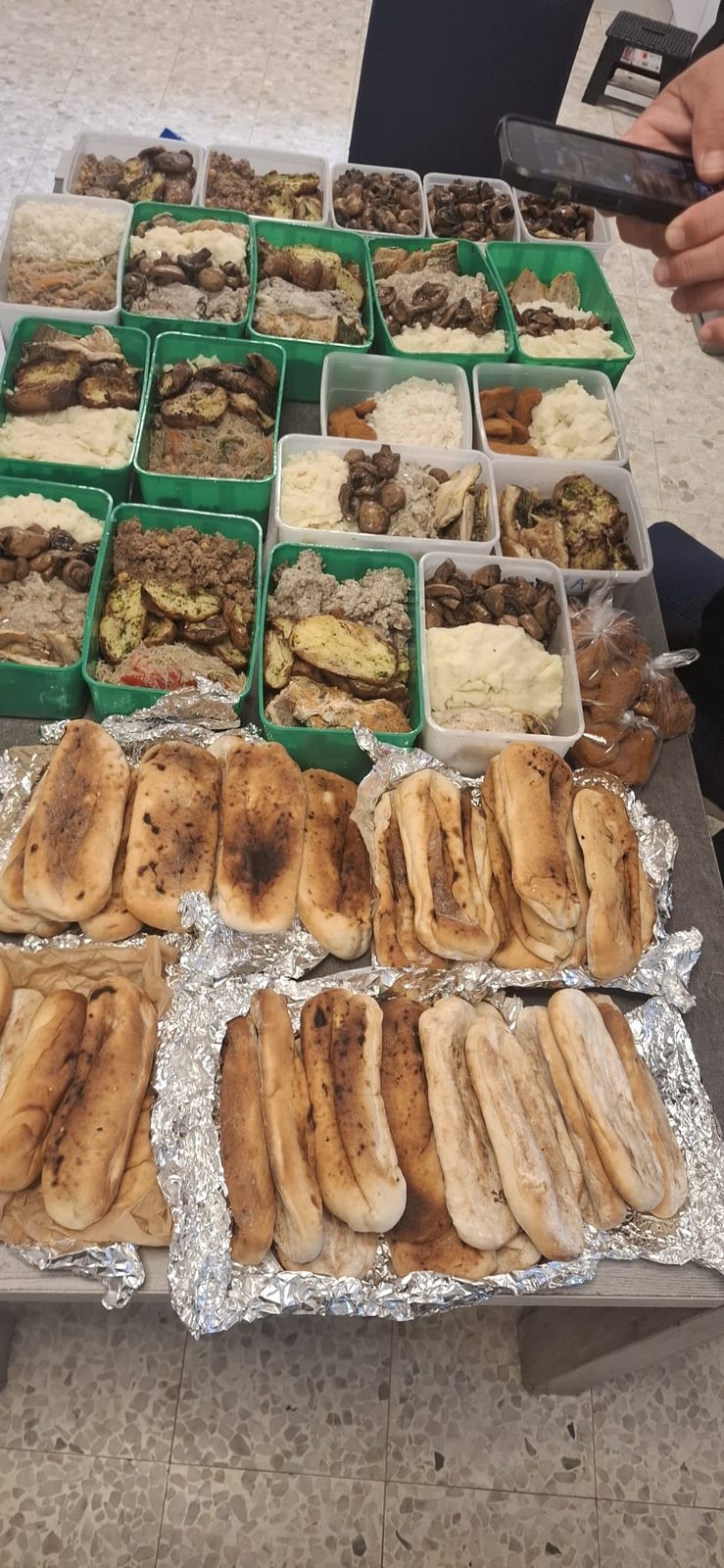 Barquettes-repas et pains prêts à livrer aux familles