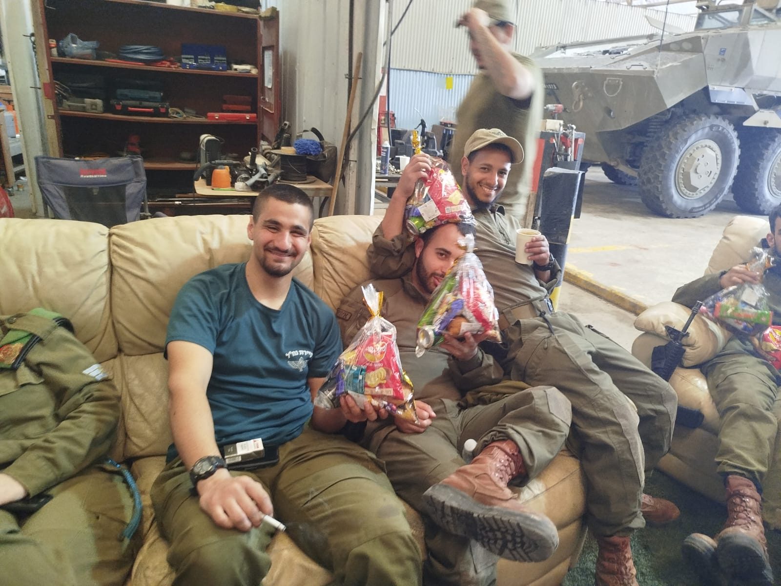 Soldats souriants recevant leurs michloah manot de Pourim sur leur base