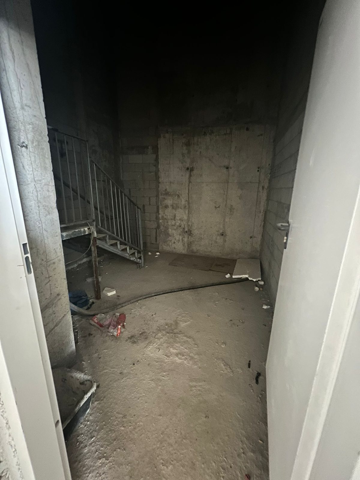 Intérieur du local actuel, escalier métallique